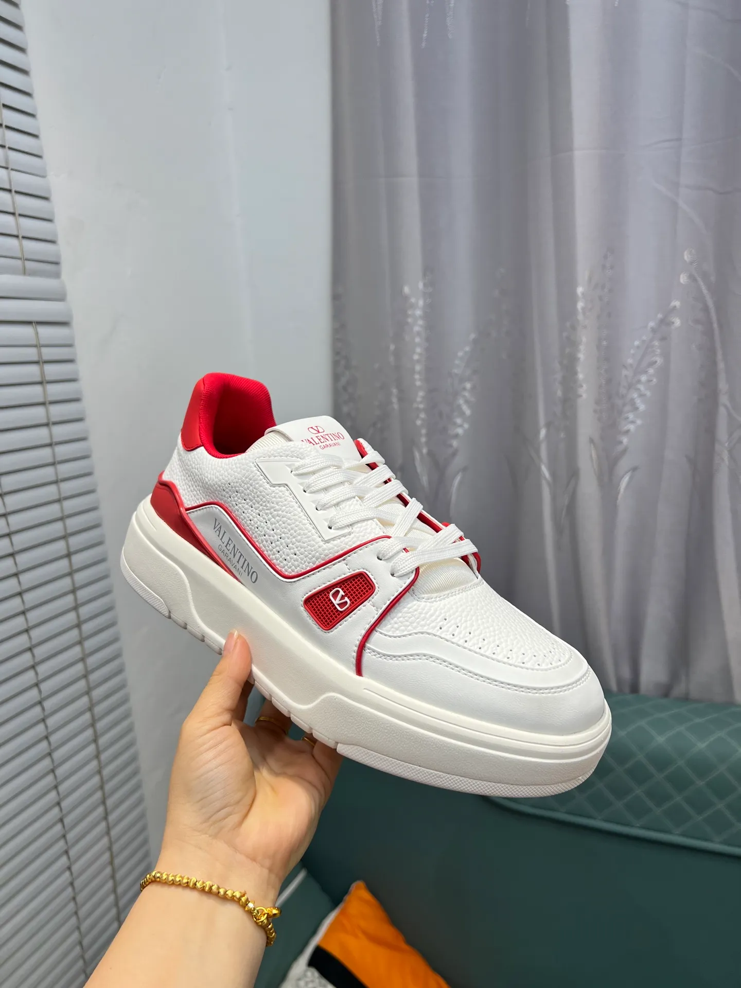 Men's men's shoes 💰660 𝑽𝒂𝒍𝒆𝒏𝒕𝒊𝒏𝒐 Valentino 𝑶𝒏𝒆𝑺𝒕𝒖𝒅 Couple's sneaker series Valentino 2025 latest couple's sneakers, celebrity style, hot sale. The original ZP was purchased and dismantled. Repeated pattern making and modification. I strive to restore the original version 1:1! Top luxury masterpiece, soft and comfortable, combining fashion and leisure, bringing excellent elegant texture and excellent on-foot comfort. Top purchase version upper: imported calfskin surface/original oil edge craftsmanship. Inner: water-dyed cowhide lining. Outsole: original development 𝐓𝐏𝐔 two-color combination outsole. Packaging: original configuration complete package. Code number: 35-44 yards. 34.45 can be customized. Can be customized (self-labeled-no label) order.